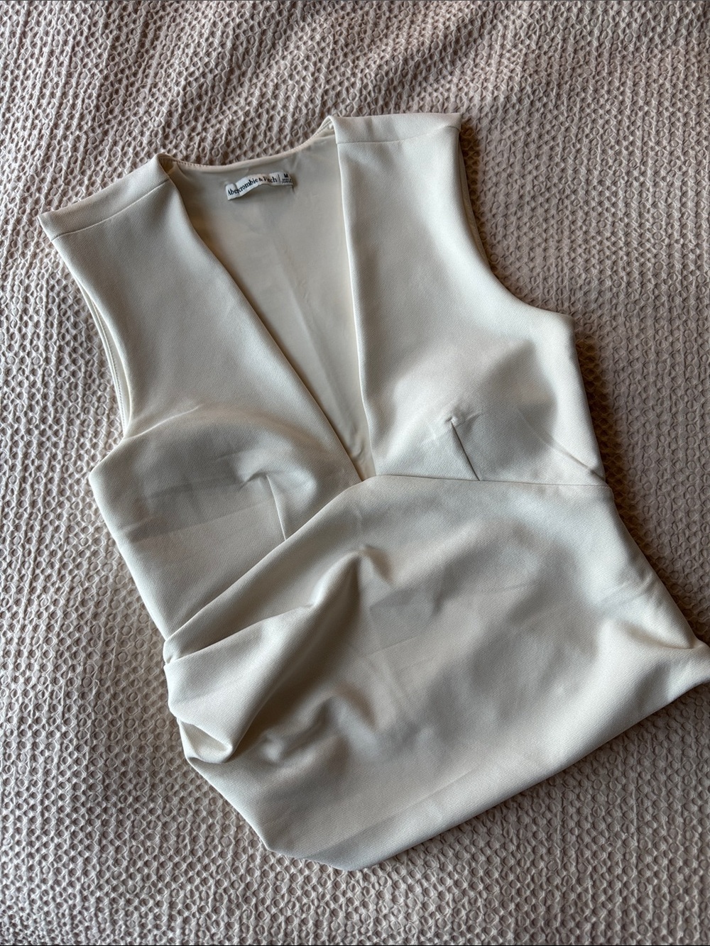 Abercrombie & Fitch Bra Free Cream V-Neck Sleeveless Top NEARLY NEW